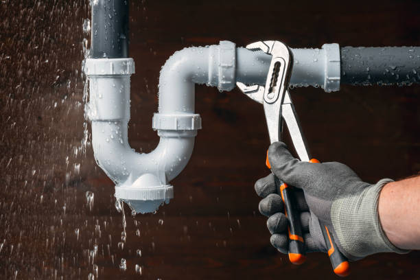 Professional Emergency Plumber technician working in New Athens, IL